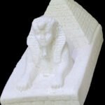Tutankhamun statue with pyramid